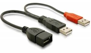 USB kabel se třemi konektory: Dva USB-A zástrčky a jedna USB-A zásuvka. Jedna ze zástrčk je červená, zásuvka je černá.