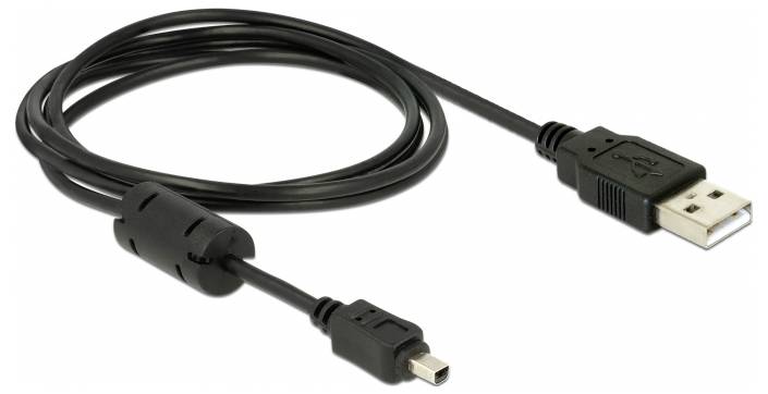 Černý USB kabel se standardním USB konektorem a mini USB konektorem, běžně používaný pro připojení zařízení jako jsou fotoaparáty nebo externí pevné disky.