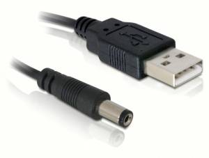 Černý USB kabel s USB-A konektorem a válcovým dutým konektorem, používaný pro napájení nebo datové připojení.