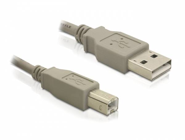 Šedý USB kabel se zástrčkami typu A a B, běžně používaný pro připojení tiskáren a dalších zařízení k počítačům.
