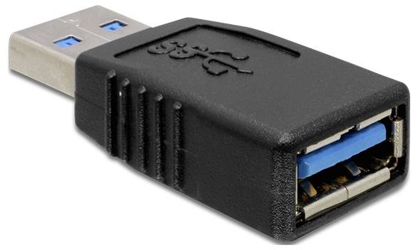 Černý USB adaptér s USB-A samcem a USB-A samicí. Vhodný pro propojení mezi USB zařízeními a kabely.