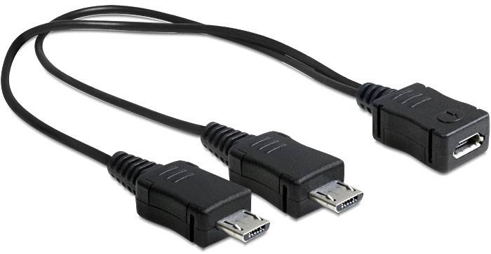 Dva černé USB kabely s micro-B konektory vedle sebe s jednou zdířkou.
