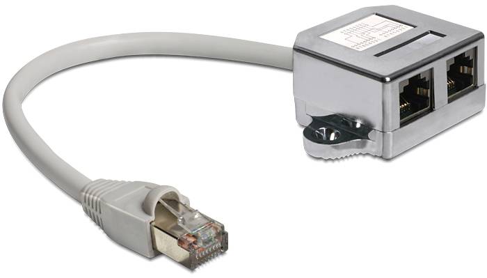 Stříbrný síťový rozbočovač se dvěma ethernetovými porty a připojeným ethernetovým kabelem.