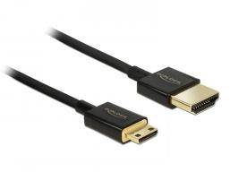 Dva černé HDMI kabely, jeden s mini-HDMI konektorem, druhý se standardním HDMI konektorem, určené pro připojení zařízení.