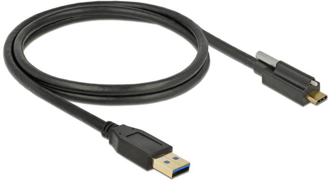 Černý USB kabel s USB-A konektorem na jedné straně a USB-C konektorem na straně druhé, umístěný na bílém pozadí.