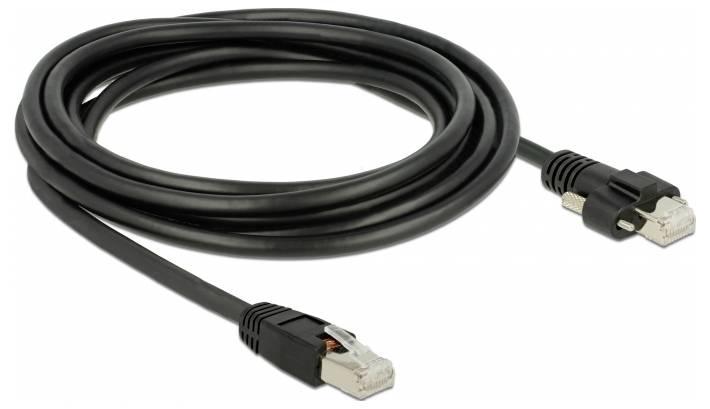 Černý ethernetový kabel se dvěma konektory RJ45, vhodný pro síťová připojení v kancelářích nebo doma.
