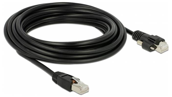Černý ethernetový kabel s konektory RJ45 na obou koncích, znázorněný svinutý. Ideální pro síťová připojení.