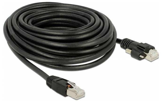 Dlouhý černý ethernetový kabel s konektory RJ45 na obou koncích, používaný pro propojení síťových technologií.