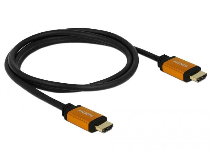 Černý HDMI kabel s oranžovými konektory, ležící na bílém pozadí. HDMI konektor je zřetelně viditelný.
