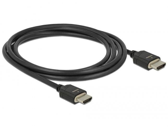 Černý HDMI kabel se dvěma konektory, stočený do smyčky, na bílém pozadí.