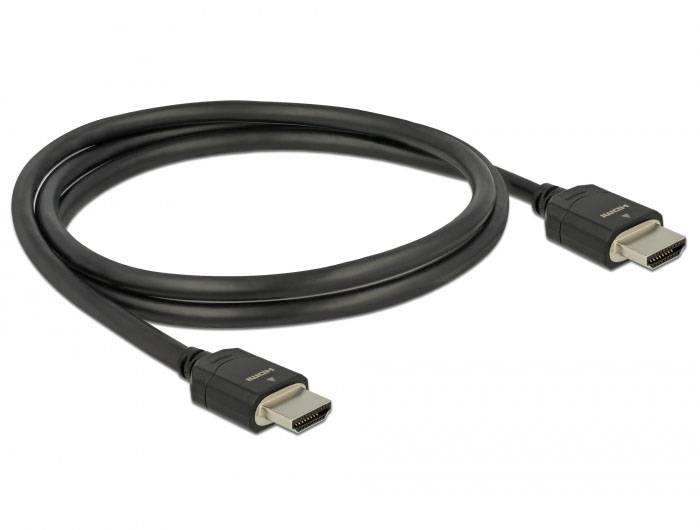 Černý HDMI kabel se dvěma konektory na koncích. Slouží k přenosu audio a video signálů mezi zařízeními.