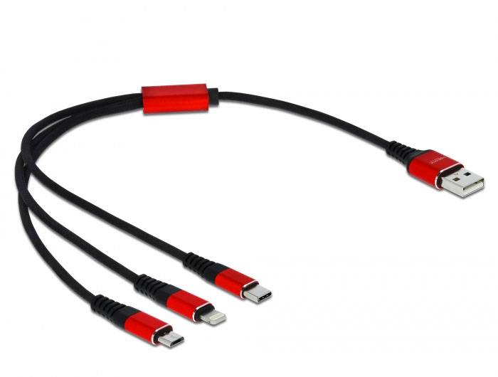 Červený USB kabel se třemi různými konektory: USB-C, Lightning a micro USB. Ideální pro nabíjení různých zařízení.