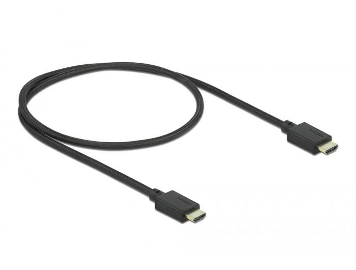 Černý HDMI kabel se dvěma konektory na koncích, ležící na bílém pozadí.