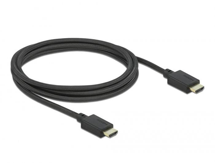 Černý HDMI kabel se dvěma konektory je zobrazen na bílém pozadí.