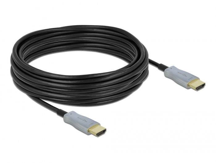 Černý HDMI kabel se dvěma šedými konektory, svinutý do klubíčka. Používá se k přenosu audio a video dat mezi zařízeními.