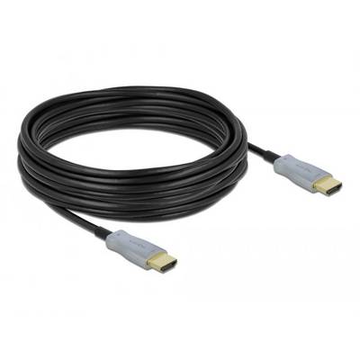 Černý HDMI kabel se dvěma šedými konektory, svinutý do klubíčka. Používá se k přenosu audio a video dat mezi zařízeními.