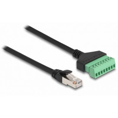 Černý ethernetový kabel s konektorem RJ45 vlevo a zeleným konektorem terminálového bloku vpravo.
