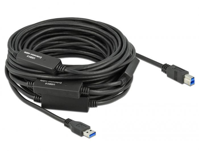 Dlouhý černý USB 3.0 kabel s zesilovacím modulem a modrými konektory, vhodný pro připojení zařízení na velké vzdálenosti.