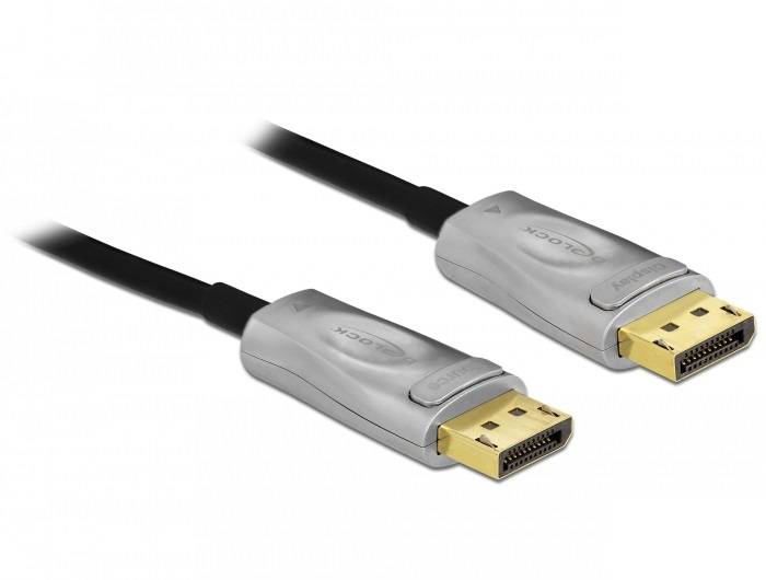 Dva DisplayPort konektory se stříbrnými kryty a zlatými kontakty, připojené k černým kabelům.