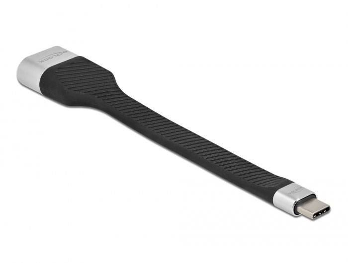 Krátký černý USB-C kabel se stříbrnými konektory, pravděpodobně flexibilní. Ideální pro nabíjení nebo přenos dat.