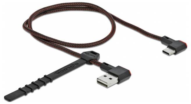 USB-A na USB-C nabíjecí kabel v černé a červené barvě s zahnutými konektory a praktickou suchou sponou pro vedení kabelu.
