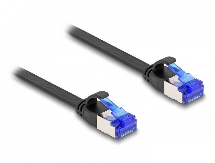 Dva černé ethernetové kabely s modrými konektory směřujícími k okraji obrázku na bílém pozadí.