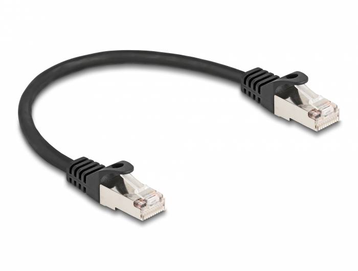 Černý ethernetový kabel se dvěma konektory RJ45 na koncích, používaný pro síťová připojení.