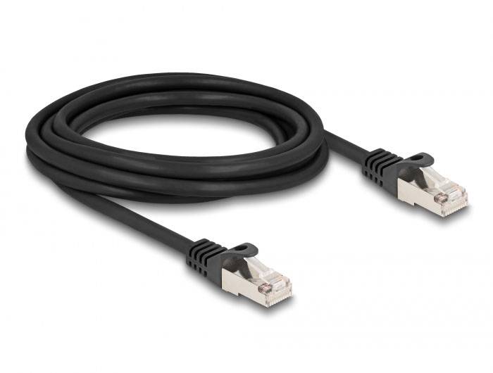Černý ethernetový kabel se dvěma konektory RJ45.