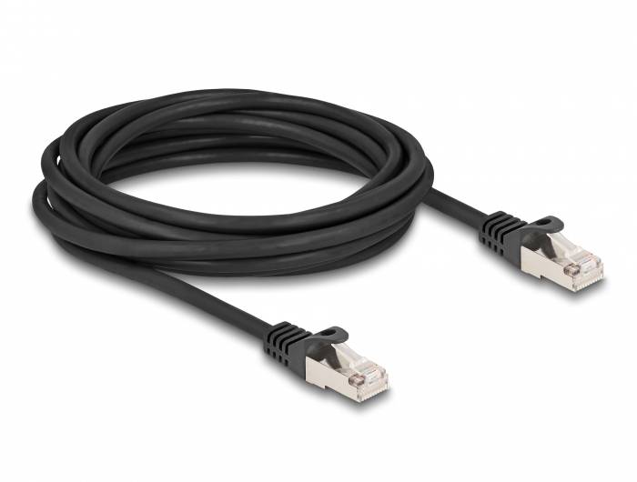 Černý ethernetový kabel s konektory RJ45 na obou koncích, svinutý a připravený k propojení síťových zařízení.
