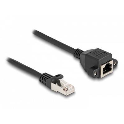 Černý ethernetový prodlužovací kabel s jednou zástrčkou a jednou zásuvkou. Ideální pro prodloužení síťových připojení.