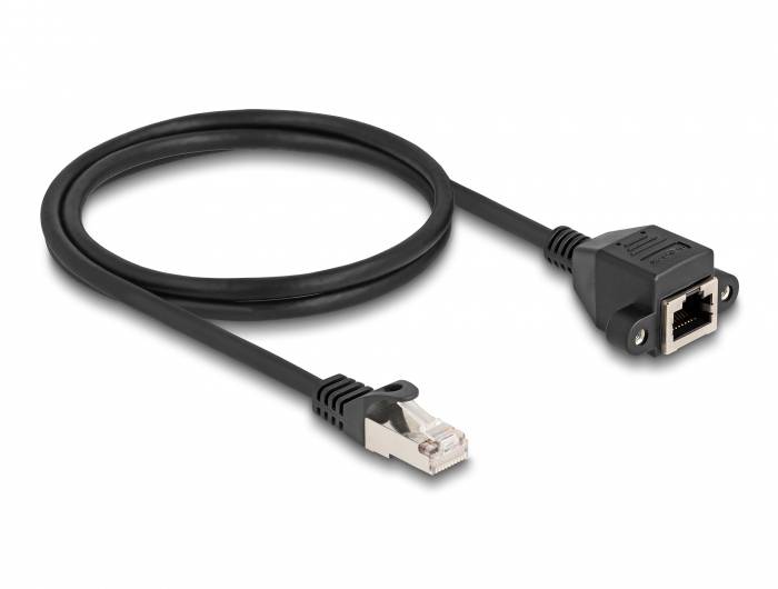 Černý ethernetový kabel s konektorem RJ45 na jednom konci a zásuvkou na druhém konci, určený pro síťová připojení.