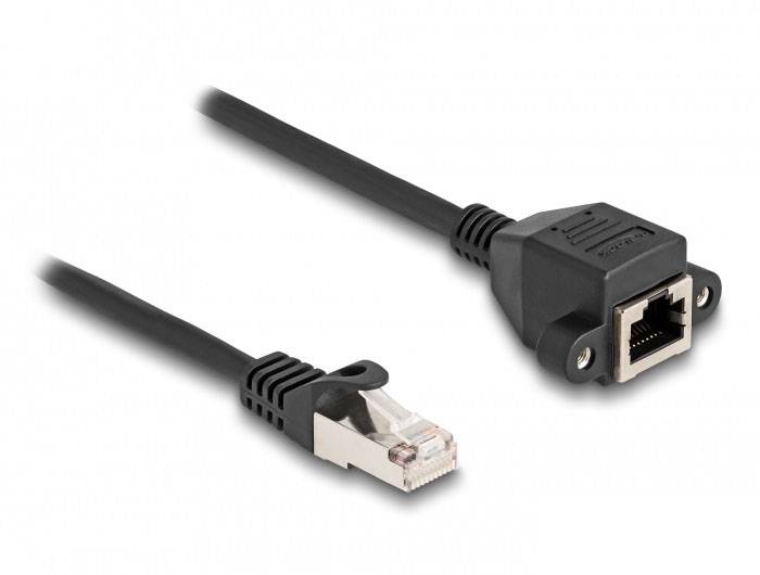 Černý ethernetový kabel s konektory RJ45, vhodný pro síťová připojení a prodloužení.