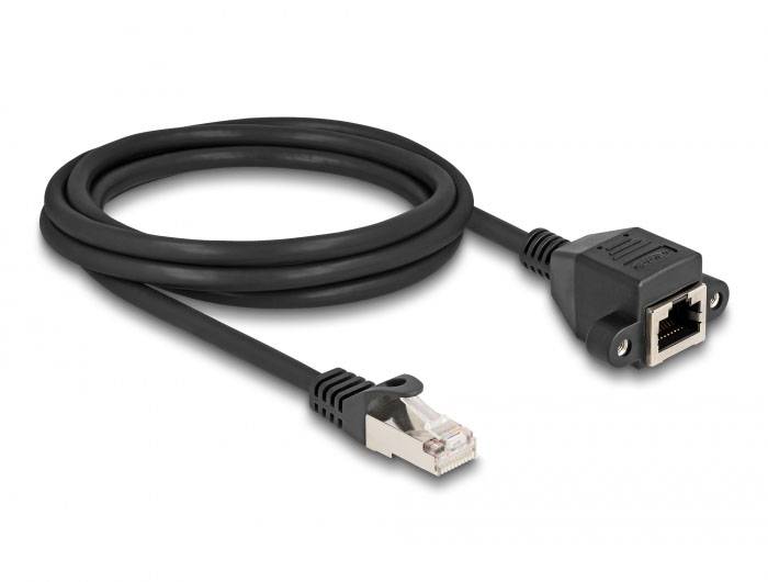 Černý ethernetový prodlužovací kabel s RJ45 konektorem na levé straně a RJ45 zásuvkou na straně pravé.