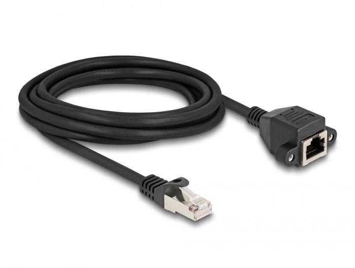 Černý ethernetový kabel s konektorem RJ45 a zásuvkou, vhodný pro síťová připojení.