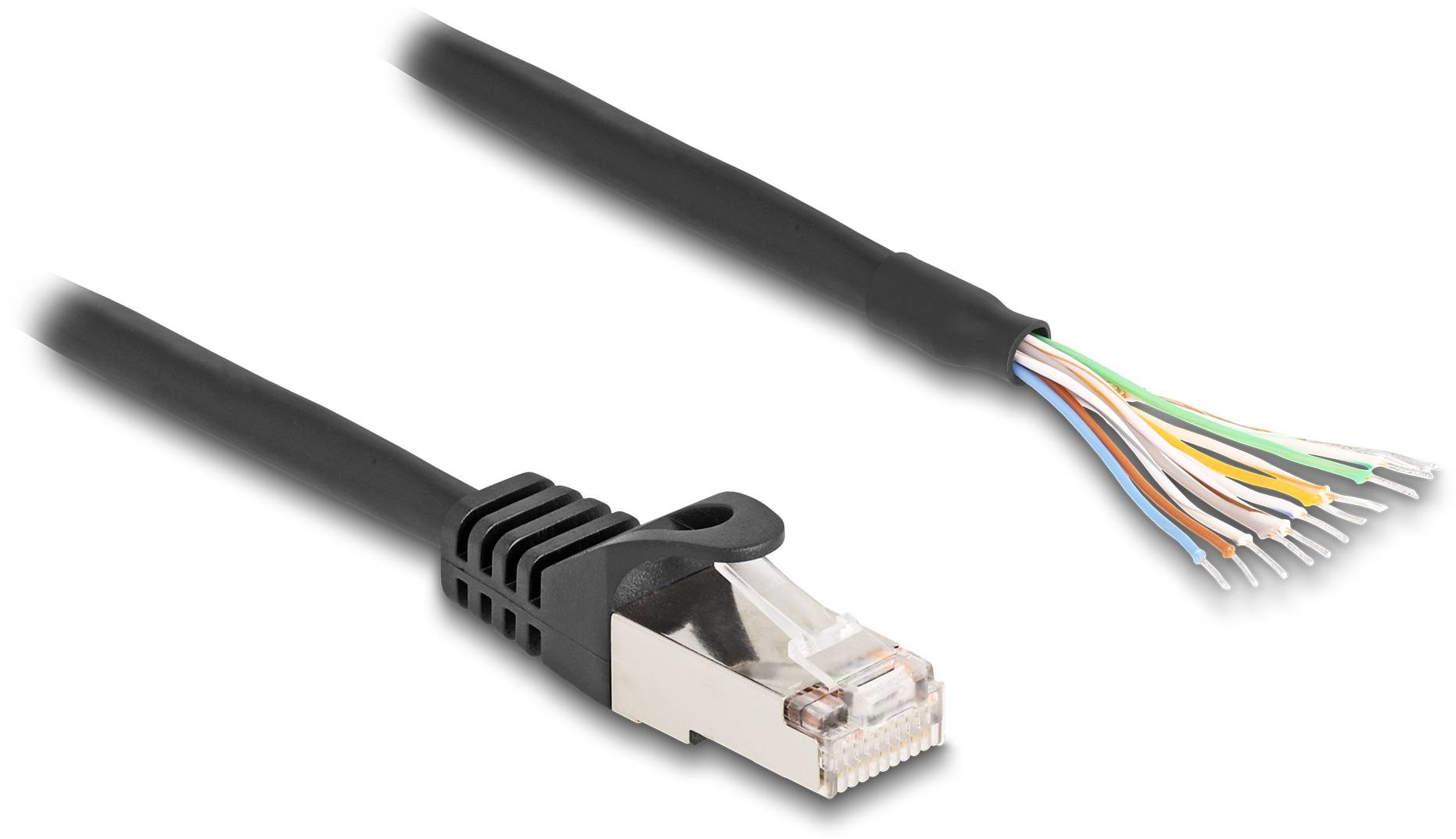 Ethernetový kabel s konektorem RJ45 na levé straně a volně viditelnými barevnými vodiči na straně pravé.