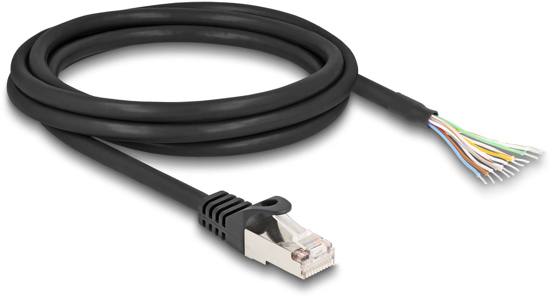 Černý ethernetový kabel s odizolovaným koncem, který odhaluje barevné vodiče, a konektorem na druhé straně.