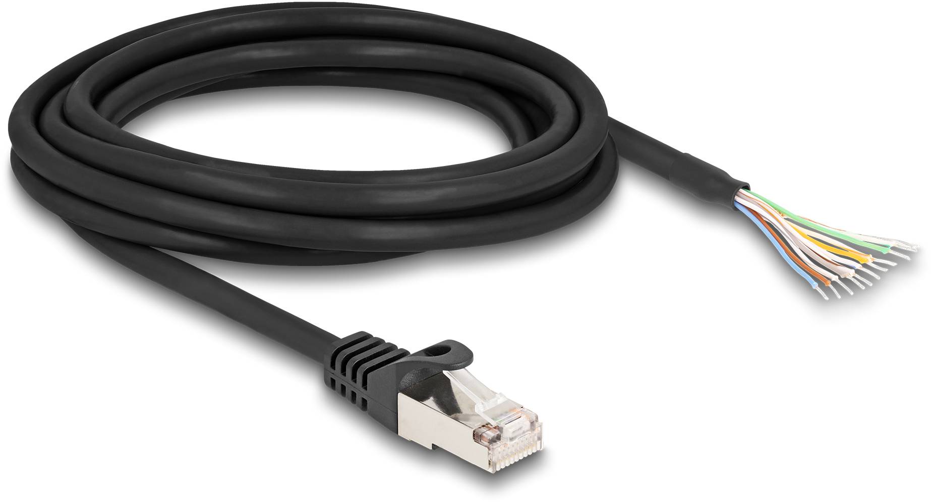 Černý ethernetový kabel s konektorem RJ45 vlevo a odkrytými vodiči vpravo zobrazuje kabelové konce v různých barvách.