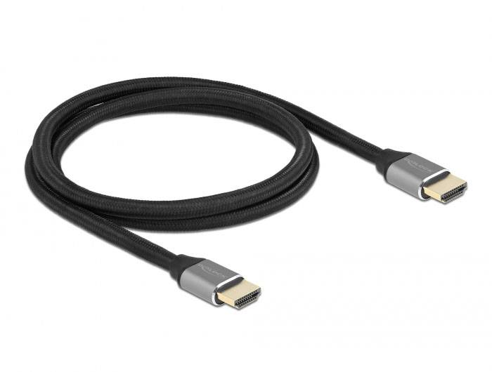 Černý HDMI kabel se zlatými konektory, stočený na bílém pozadí, slouží k přenosu audio a video signálů.