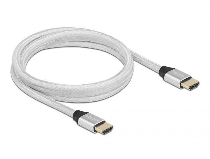 Stříbrný HDMI kabel s opletaným pláštěm a dvěma konektory. Vhodný pro propojení zařízení s HDMI rozhraním.