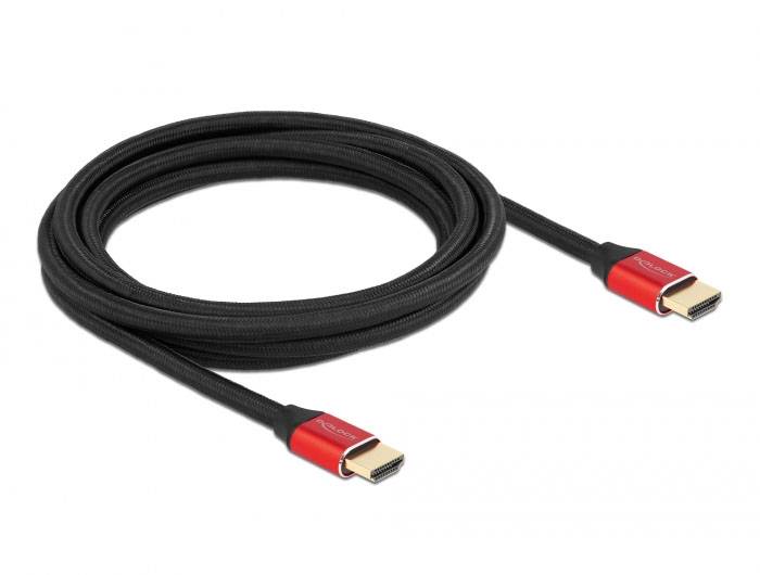 Černý HDMI kabel s červenými konektory, svinutý a položený vedle sebe.