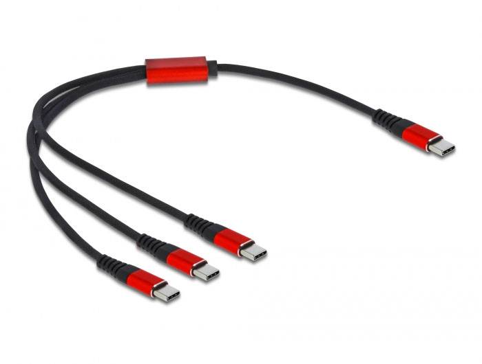 USB-C rozbočovač s jedním vstupem a čtyřmi výstupy v černé a červené barvě. Vhodný pro připojení několika zařízení s USB-C portem.