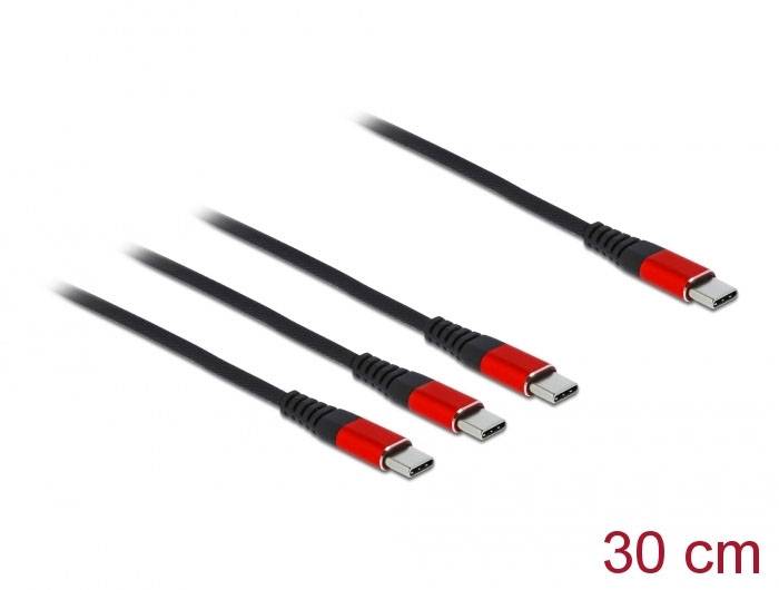 Čtyři černé USB-C kabely s červenými konektory, každý dlouhý 30 cm.