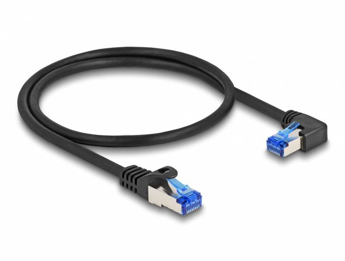 Černý ethernetový kabel se dvěma modrými konektory, jeden přímý, druhý v pravém úhlu.