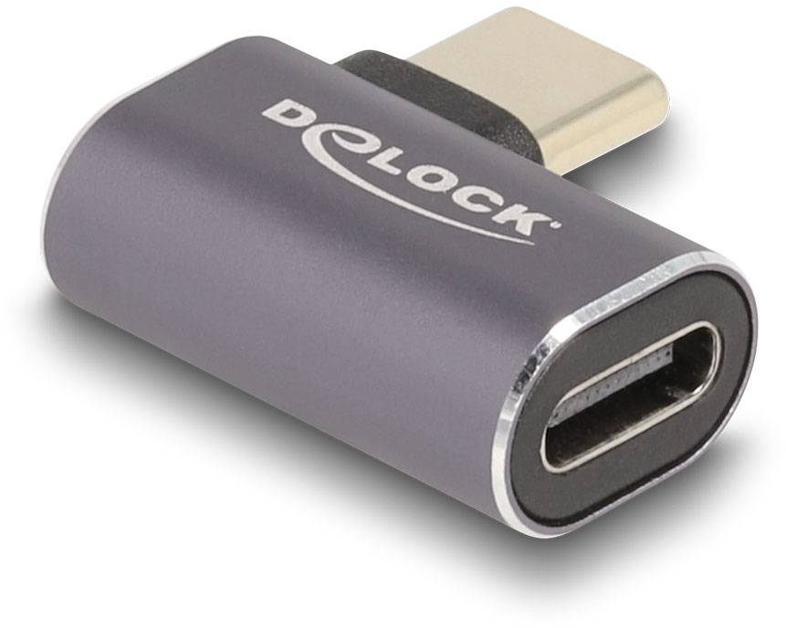USB-C adaptér v horizontální orientaci s stříbrným kovovým tělem, označený firemním logem. Na jedné straně má USB-C port.