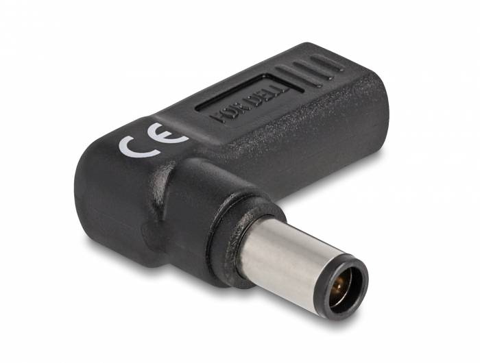 Černý DC adaptér se zalomeným pouzdrem a označením CE, vhodný pro elektrická připojení.