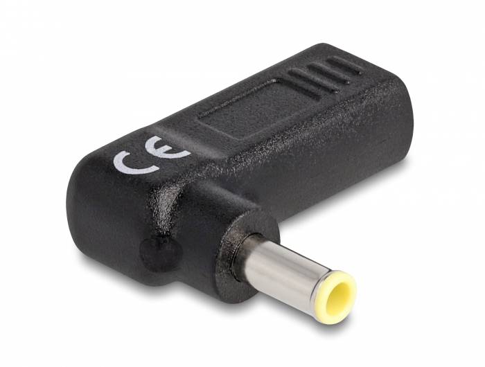 Černý DC adaptér úhlového konektoru s označením CE. Má žlutý vnitřní kroužek na kovovém hrotu a je vhodný pro elektronická zařízení.