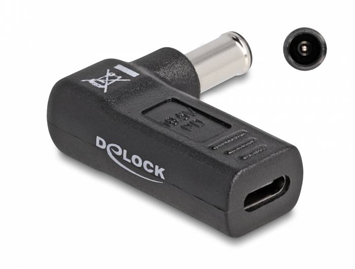 Černý adaptér Delock s USB-C zdířkou a dutinkou, vhodný pro napájecí připojení.