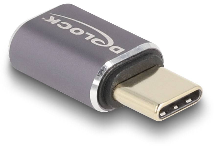 Adaptér USB-C od společnosti Delock v detailním záběru. Adaptér má kompaktní design s krytem z lesklého stříbrného kovu a konektorem USB-C.