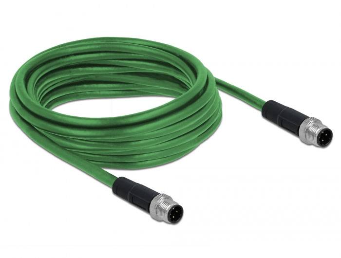 Zelený ethernetový kabel se dvěma konektory, vhodný pro sítě a přenos dat.