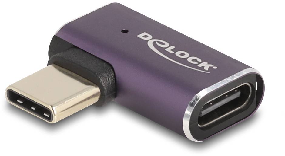 USB-C adaptér v L tvaru s fialovým tělem a černou připojovací oblastí. Název značky 'Delock' viditelný na horní straně.